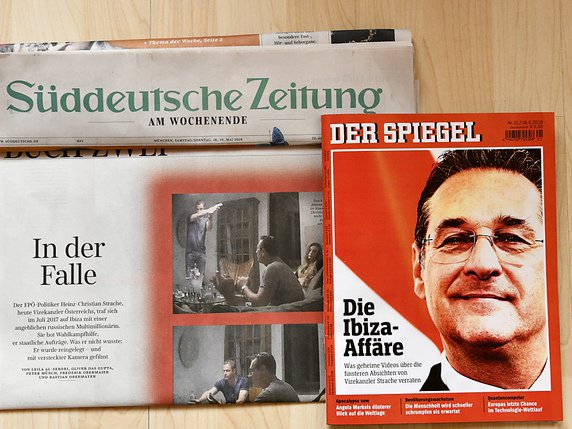 Les informations publiées vendredi soir par les médias allemands Süddeutsche Zeitung et Der Spiegel, extraits vidéo à l'appui, ont sonné le branle-bas au sein de la coalition gouvernementale dirigée par Sebastian Kurz, chef du parti conservateur (ÖVP) allié à l'extrême-droite. © KEYSTONE/APA/APA/HANS PUNZ