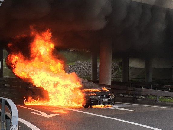 Les flammes ont provoqué d'importants dégâts mais le conducteur de 57 ans s'en sort indemne. © Police cantonale thurgovienne