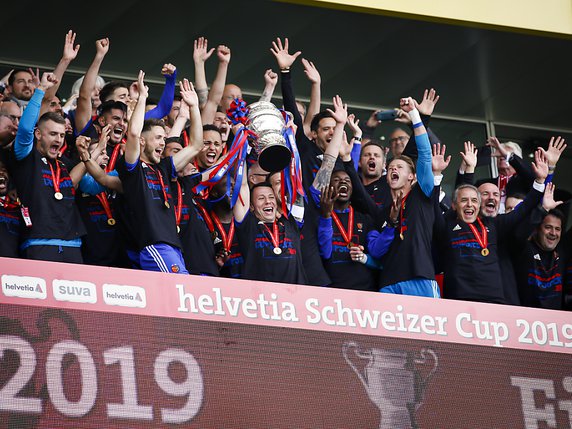 Les joueurs du FC Bâle brandissent le trophée © KEYSTONE/PETER KLAUNZER