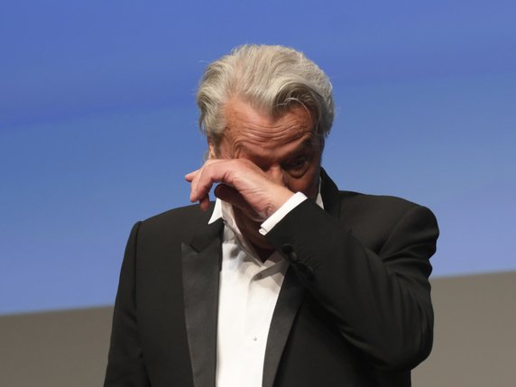 Alain Delon a versé des larmes d'émotion lors de la remise de son prix. © KEYSTONE/AP Invision/ARTHUR MOLA