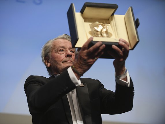 Alain Delon brandit la Palme d'or d'honneur que lui a décerné le 72 Festival de Cannes. © KEYSTONE/AP Invision/ARTHUR MOLA