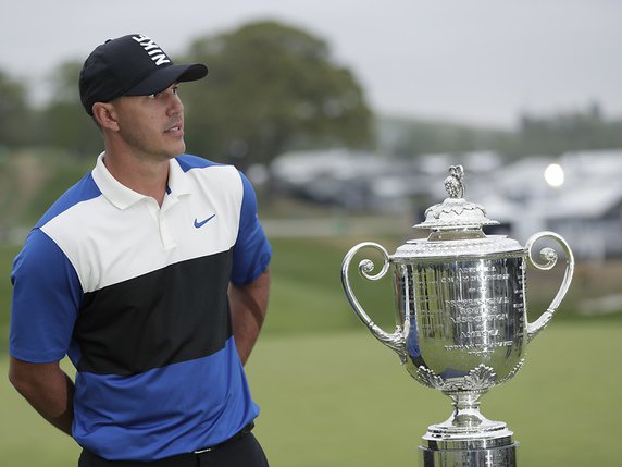 Brooks Koepka a reçu son deuxième trophée du Championnat PGA. © KEYSTONE/AP/JULIO CORTEZ