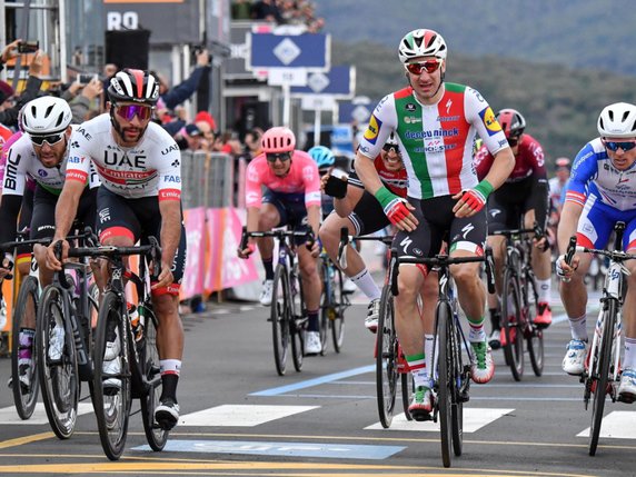Pour Fernando Gaviria (à gauche), le Giro est déjà terminé. Quant au champion d'Italie, Elia Viviani, il devrait s'arrêter mercredi soir. © KEYSTONE/EPA ANSA/ALESSANDRO DI MEO
