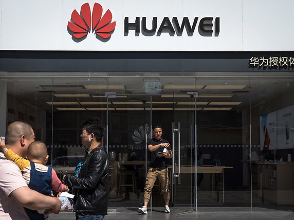 Les Etats-Unis accordent trois mois de délai à Huawei pour que les secteurs qui seront touchés par les sanctions américaines puissent s'organiser (image symbolique). © KEYSTONE/EPA/ROMAN PILIPEY