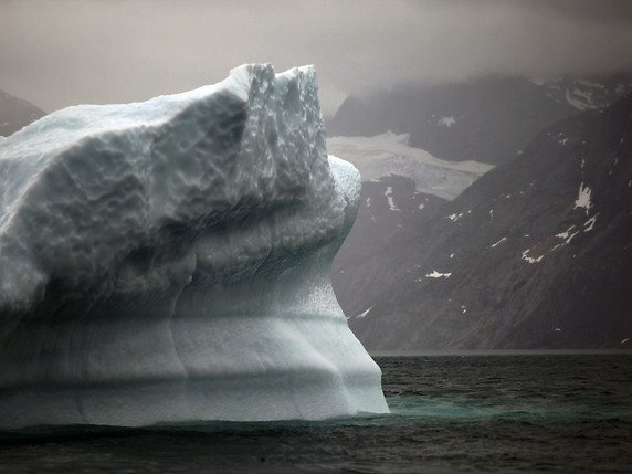 La fonte des calottes glaciaires du Groenland et de l'Antarctique est l'un des facteurs principaux de la montée des eaux mais elle est aussi la plus imprévisible (archives). © KEYSTONE/AP/BRENNAN LINSLEY