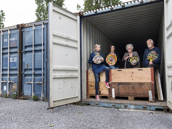 Les céramiques sont stockées dans des conteneurs près de la Ferme des Tilleuls, en attendant d'être montées sur une structure en trois dimensions. © KEYSTONE/JEAN-CHRISTOPHE BOTT