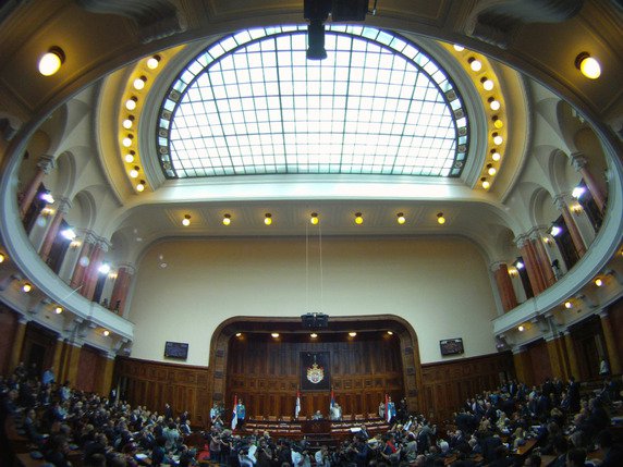 Le parlement serbe a voté une loi prévoyant des peines de perpétuité irrévocable, excluant toute perspective même infime de libération conditionnelle des condamnés (archives). © KEYSTONE/AP/Darko Vojinovic