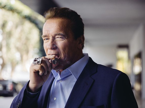 Amateur de cigares, l'acteur Arnold Schwarzenegger voit une "différence fondamentale" entre les clubs privés de Beverly Hills et les stations-service, épiceries, marchands de journaux qui devraient cesser de vendre tout produit à base de tabac, si la loi est acceptée (archives). © KEYSTONE/AP Invision/CASEY CURRY