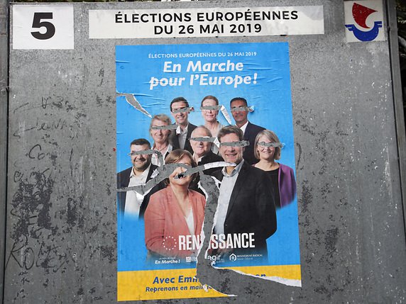 La plupart des récentes enquêtes d'opinion donnent la liste présidentielle derrière celle du Rassemblement national (ex-FN). © KEYSTONE/AP/FRANCOIS MORI