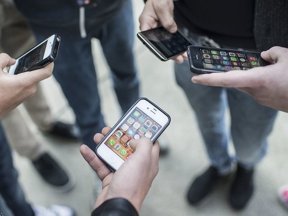 Les jeunes accèdent à internet principalement via un smartphone (image symbolique). © KEYSTONE/CHRISTIAN BEUTLER