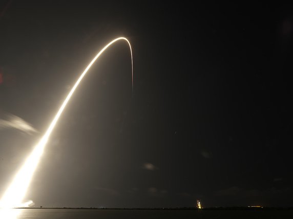 Une fusée Falcon 9 de SpaceX a décollé sans incident de Cap Canaveral en Floride vers 04h30 (heure suisse), avec à son sommet une coiffe entièrement remplie par les 60 satellites. © KEYSTONE/AP/JOHN RAOUX