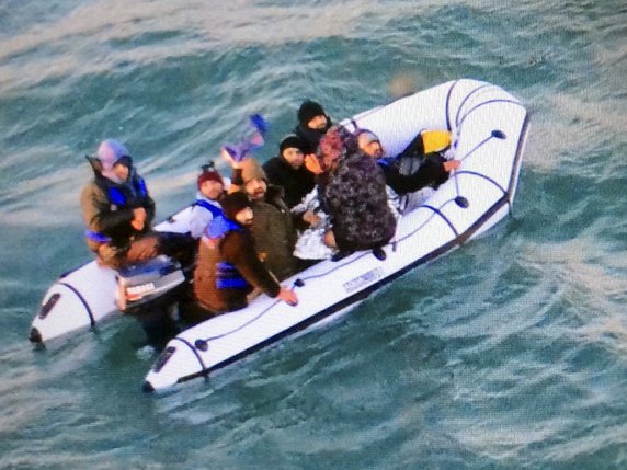 Deux hommes qui vendaient des bateaux pneumatiques à des migrants pour qu'ils puissent traverser la Manche ont été condamnés en France (archives). © KEYSTONE/AP/MARINE NATIONALE