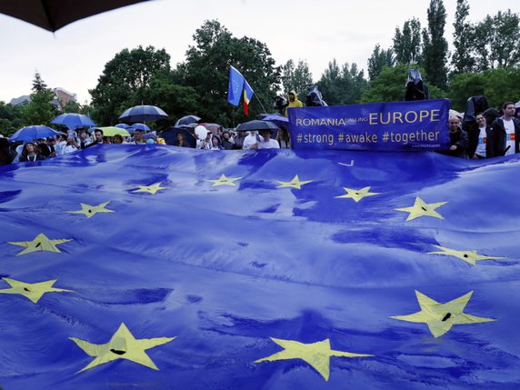 Week-end d'élections en Europe (ici en Roumanie). Les résultats officiels ne commenceront à être publiés que dimanche tard dans la soirée pour les 28 pays de l'UE. © Keystone/EPA/ROBERT GHEMENT