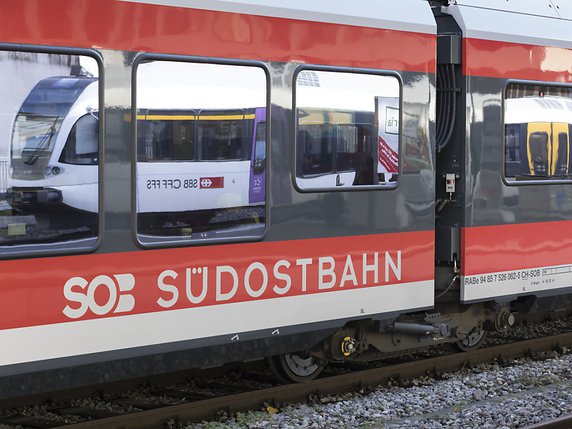 Pour éviter les pénuries, les CFF louent du matériel roulant à la Südostbahn (archives). © KEYSTONE/GAETAN BALLY