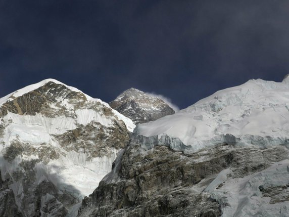 La haute saison bat son plein sur la montagne de 8848 m, au point que des files d'attente d'alpinistes se forment à proximité du sommet (archives). © KEYSTONE/AP/TASHI SHERPA