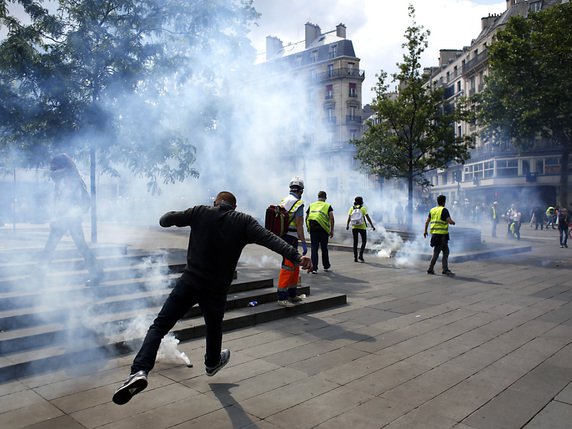 Des manifestants s'en sont pris aux forces de l'ordre à Paris. © KEYSTONE/AP/THIBAULT CAMUS