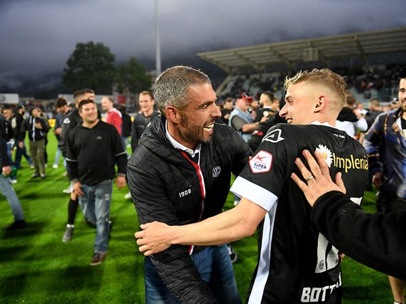 Fabio Celestini et Mattia Bottani jubilent © KEYSTONE/TI-PRESS/SAMUEL GOLAY