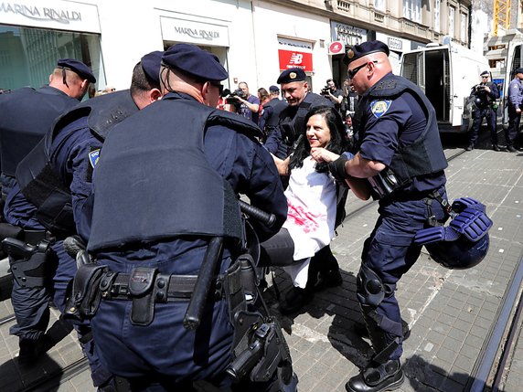 A Zagreb, la police a brièvement interpellé une douzaine de défenseurs des droits des femmes qui tentaient de bloquer la "Marche pour la vie", un événement annuel qui se déroulait pour la quatrième fois. © KEYSTONE/EPA/ANTONIO BAT