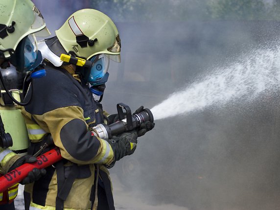 Plus de 100 pompiers luttaient encore contre l'incendie qui s'est déclaré vers 17h00 au coeur de Bordeaux (image symbolique). © KEYSTONE/GAETAN BALLY