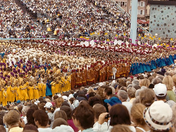 Durant la fête, l'arène se remplit de milliers de figurants. En 1999, ils étaient 5200 dont 670 écuyers (archives). © KEYSTONE/PATRICK AVIOLAT