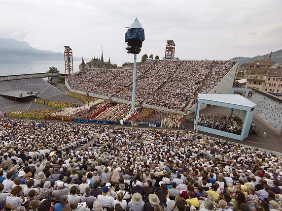 Deux gradins de 8000 places accueillaient les visiteurs en 1999. En 2019, l'arène pourra accueillir jusqu'à 20'000 spectateurs. A titre de comparaison, la capacité était de 2000 places en 1797 (archives). © KEYSTONE/FABRICE COFFRINI