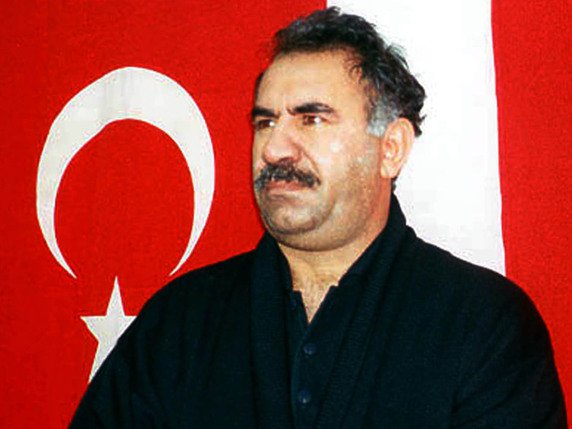 Abdullah Öcalan a été capturé le 15 février 1999 puis condamné à mort le 29 juin 1999 pour trahison et tentative de diviser la Turquie. Mais sa peine a été commuée en 2002 en réclusion à perpétuité, après l'abolition de la peine de mort en Turquie (archives). © KEYSTONE/AP MIT/ANATOLIA