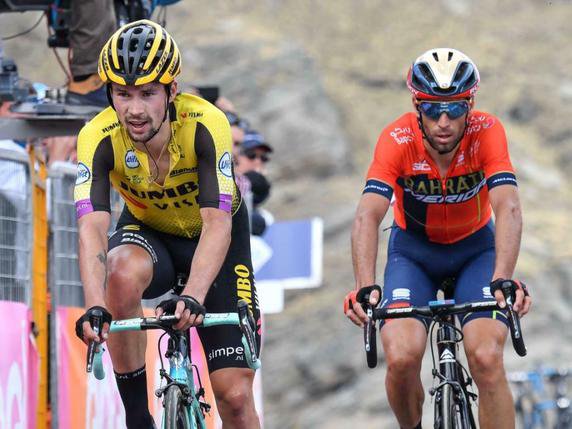 Cette fois, Roglic (à gauche) a lâché du terrain aux favoris. Nibali lui a repris 40''. © KEYSTONE/AP ANSA/ALESSANDRO DI MEO