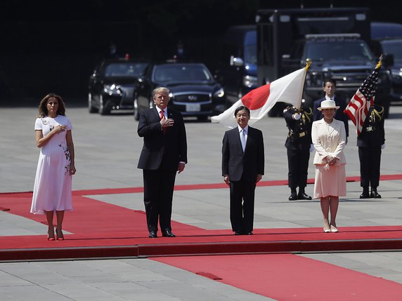 Donald et Melania Trump ont été accueillis par l'empereur Naruhito et son épouse Masako lundi matin vers 09h30 (02h30 en Suisse) au son des hymnes nationaux des deux pays. © KEYSTONE/AP/EVAN VUCCI
