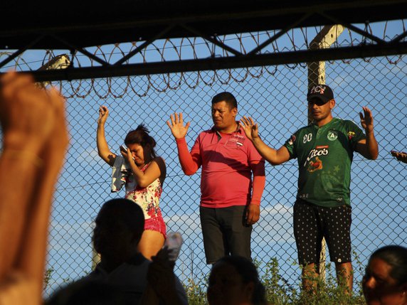 Des proches de détenus emprisonnés dans un établissement à Manaus au Brésil attendent des nouvelles à la suite d'une rixe qui a fait 15 morts. © KEYSTONE/AP/EDMAR BARROS