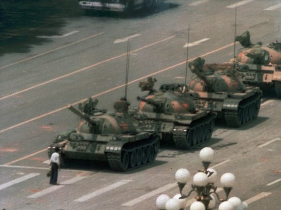 La répression des manifestations organisées sur la place Tiananmen provoqua en 1989 un grand nombre de victimes civiles et de nombreuses arrestations les mois qui suivirent (archives). © KEYSTONE/AP/JEFF WIDENER