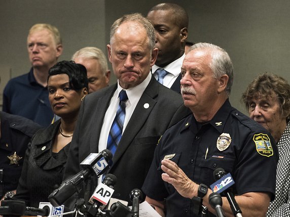 Le chef de la police de Virginia Beach James Cervera (à droite) parle aux médias après la fusillade qui a fait douze morts. © KEYSTONE/EPA/CAITLIN PENNA