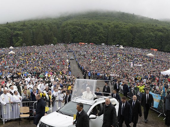 Près de 100'000 personnes étaient rassemblées à Sumuleu Ciuc, en Roumanie, samedi pour la messe du pape François. © KEYSTONE/AP/ANDREW MEDICHINI