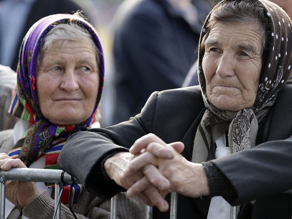 Deux femmes attendent de voir le pape lors de sa visite en Roumanie. © KEYSTONE/AP/ANDREW MEDICHINI