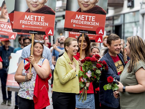 "Vous avez choisi une nouvelle majorité et un nouveau cap", a lancé la probable future Première ministre, Mette Frederiksen, à ses supporteurs en saluant "la première élection climatique" du pays. © KEYSTONE/EPA RITZAU SCANPIX/RENE SCHÜTZE