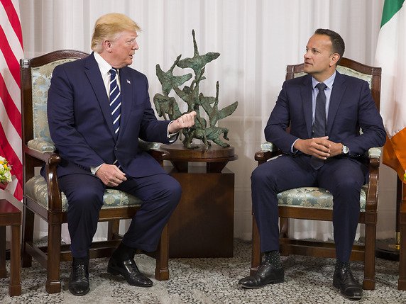 Le président américain Donald Trump et le Premier ministre irlandais Leo Varadkar se sont rencontrés dans le salon VIP de l'aéroport de Shannon. © KEYSTONE/AP/ALEX BRANDON