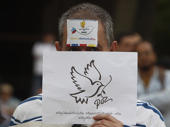 Un accord de paix a été signé en novembre 2016 par les Farc et le gouvernement colombien. Les deux parties dénoncent des manquements (image symbolique). © KEYSTONE/EPA EFE/LUIS EDUARDO NORIEGA A.