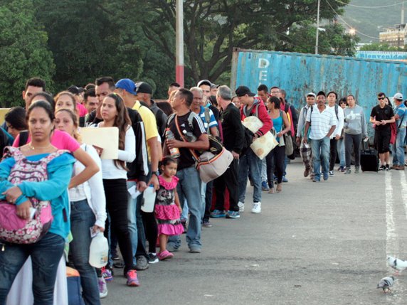 Dès les premières heures samedi, des milliers de personnes se sont précipitées sur les ponts frontaliers reliant le Venezuela et la Colombie et des longues files d'attente étaient visibles tout au long de la journée. © KEYSTONE/EPA EFE/STR