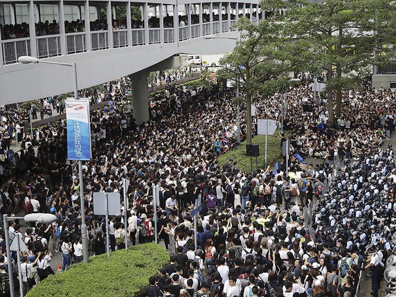 Les protestataires se sont rassemblés près du siège du gouvernement de Hong Kong. © KEYSTONE/AP/VINCENT YU
