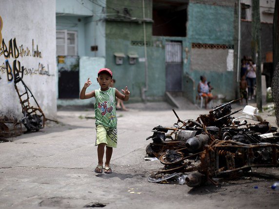 Des milliers d'enfants et de jeunes vivent dans les rues de Rio (photo symbolique). © KEYSTONE/AP/FELIPE DANA
