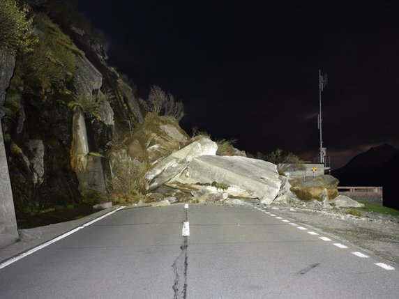 La masse de roches atteint jusqu'à 4 mètres d'épaisseur et recouvre la route sur environ 30 m. © Police cantonale GR