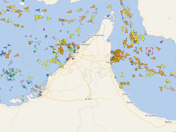 L'incident a eu lieu dans le Golfe d'Oman. Dans le petit cadran rouge à droite, la position d'un des navires touchés. © www.vesselfinder.com