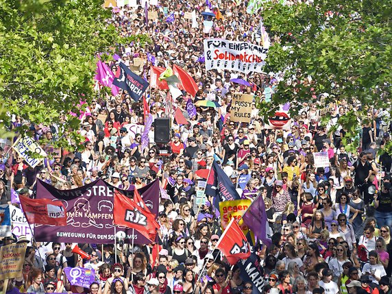 Plusieurs dizaines de milliers de personnes ont défilé à Zurich. © KEYSTONE/WALTER BIERI