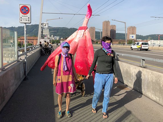 Des militantes zurichoises se sont baladées en ville avec la reproduction géante d'un clitoris. © KEYSTONE/DETLEV MUNZ