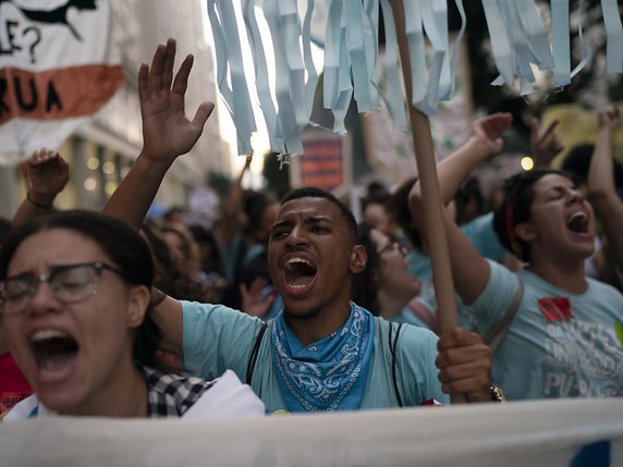 Des manifestations ont eu lieu dans 200 villes du Brésil, dont à Rio de Janeiro. © KEYSTONE/AP/LEO CORREA