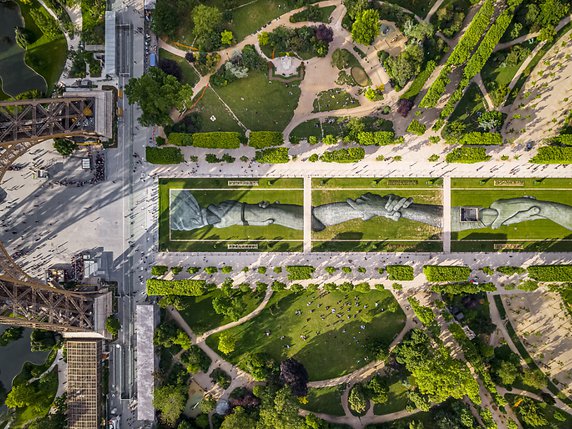 La fresque biodégradable de l'artiste suisse Saype mesure 600 mètres au pied de la Tour Eiffel. © KEYSTONE/VALENTIN FLAURAUD