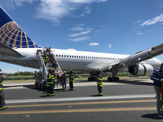 Le train d'atterrissage gauche de l'avion s'est retrouvé enfoncé dans une zone herbeuse après sa sortie de piste à Newark. © KEYSTONE/AP Caroline Craddock