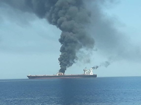 Un pétrolier norvégien (visible sur le cliché) et un autre japonais ont été attaqués jeudi en mer d'Oman. © KEYSTONE/EPA IRIB NEWS/IRIB NEWS HANDOUT