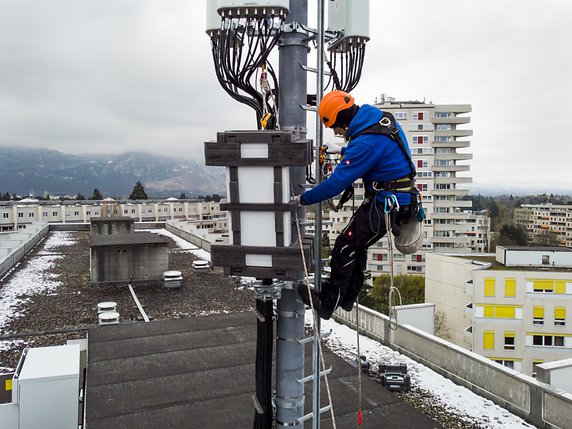 Swisscom a déjà installé plus de 100 antennes 5G en Suisse (archives). © KEYSTONE/LEANDRE DUGGAN