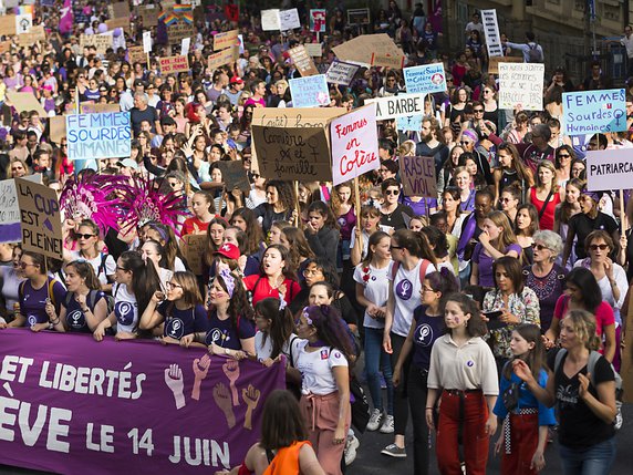 Les journaux dominicaux reviennet sur la grève des femmes de vendredi. © KEYSTONE/JEAN-CHRISTOPHE BOTT