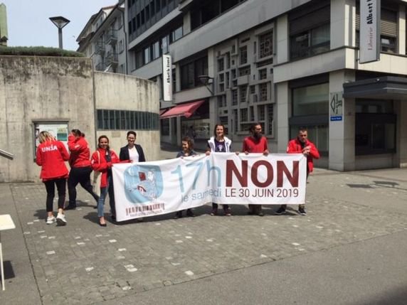 Les syndicats ainsi qu'une grande partie de la gauche s'opposent à la prolongation d'une heure de l'ouverture des magasins dans le canton de Fribourg le samedi. © Philippe Lebet - Keystone-ATS